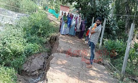 மண் அரிப்பால் சாலை துண்டிக்கப்படும் அபாயம்