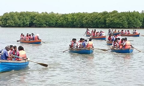 குடும்பத்துடன் படகு சவாரி செய்து பயணிகள் உற்சாகம்