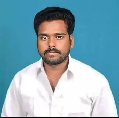 மண்மேட்டில் மோட்டார் சைக்கிள் மோதி ஊழியர் பலி