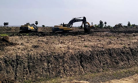 1,000 போலீஸ் பாதுகாப்புடன் 4-வது நாளாக வாய்க்கால் வெட்டும் பணி தீவிரம்