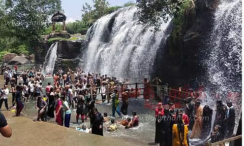 திற்பரப்பு அருவியில் ஆர்ப்பரித்து கொட்டும் தண்ணீர்