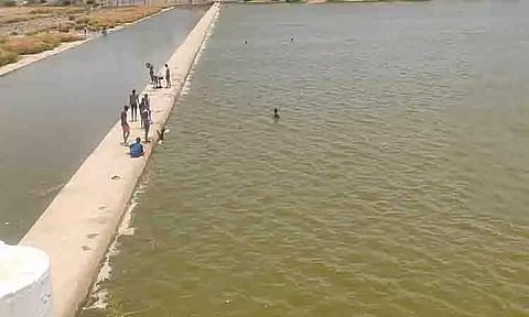 தடுப்பணையில் குளித்து மகிழும் சிறுவாகள்