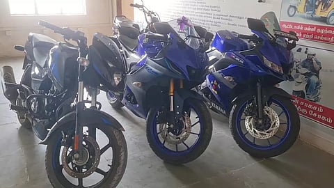 10 மோட்டார் சைக்கிள்கள், 2 டிராக்டர்கள் பறிமுதல்