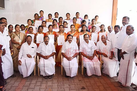 சேலம் மாநகர் மாவட்ட அ.தி.மு.க. சார்பில்30 பெண்களுக்கு தையல் பயிற்சி சான்றிதழ்எடப்பாடி பழனிசாமி வழங்கினார்