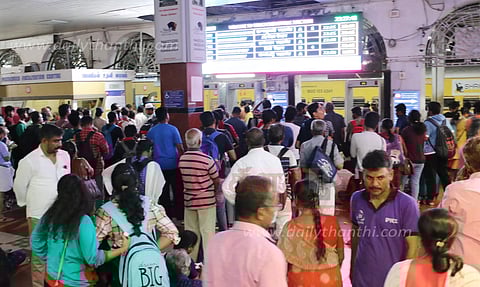 மங்களூரு எக்ஸ்பிரஸ் உள்பட பல ரெயில்கள் தாமதம்; 5 மணி நேரம் காத்திருந்த காரைக்குடி பயணிகள்