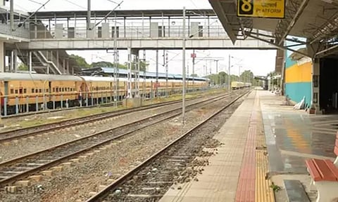 தண்டவாள பராமரிப்பு பணி: திருச்சியில் ரெயில்கள் புறப்பட தாமதம்