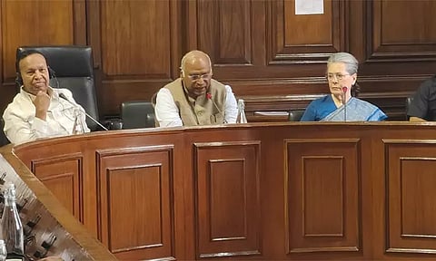 எதிர்க்கட்சிகளின் குழு நாடாளுமன்ற கட்டிடத்தில் ஆலோசனை