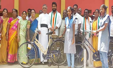 சாயர்புரம் பகுதி பள்ளிகளில்மாணவ, மாணவியருக்கு இலவச சைக்கிள் வழங்கப்பட்டது.