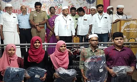 அதிக மதிப்பெண்கள் பெற்ற மாணவ-மாணவிகளுக்கு பரிசு