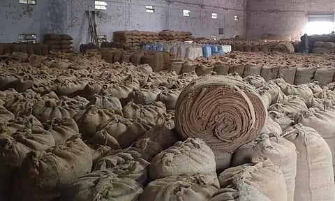 விருத்தாசலம் ஒழுங்குமுறை விற்பனைக்கூடத்திற்கு 10 ஆயிரம் நெல் மூட்டைகள் வரத்து