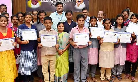 பேச்சுப்போட்டியில் வெற்றி பெற்ற மாணவர்களுக்கு பரிசு