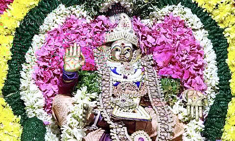 மகாமாரியம்மனுக்கு சிறப்பு அலங்காரம்