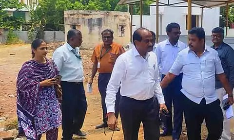 காந்திகிராமத்தில் புதிதாக கட்டப்பட்டு வரும் உழவர் சந்தை