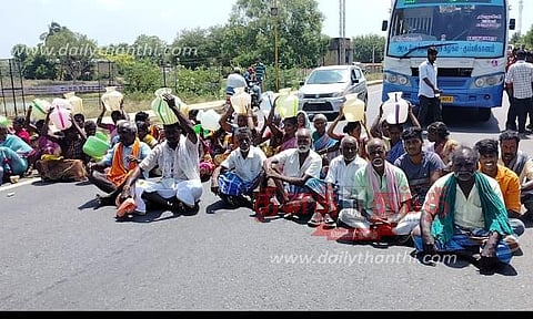 குடிநீர் கேட்டு காலிக்குடங்களை தலையில் வைத்து பொதுமக்கள் மறியல்