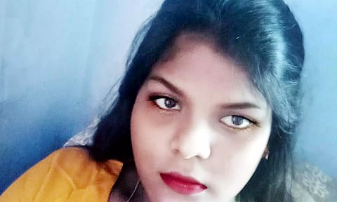 தனியார் பஸ் மோதி பிளஸ்-2 மாணவி பலி