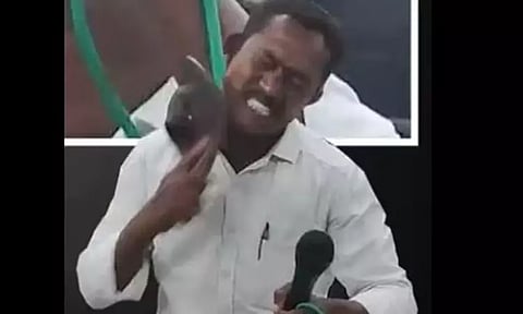 ஆந்திராவில் தன்னைத்தானே செருப்பால் அடித்து கொண்ட கவுன்சிலர் - காரணம் இதுதான்...!