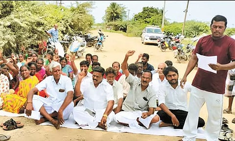 தனியார் நிறுவனத்தை முற்றுகையிட்டு பொதுமக்கள் ஆர்ப்பாட்டம்