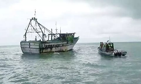 எல்லை தாண்டி மீன் பிடித்த காரைக்கால், கடலூர் விசைப்படகுகள் சிறைப்பிடிப்பு