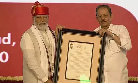 பிரதமர் நரேந்திர மோடிக்கு லோகமான்ய திலக் தேசிய விருது வழங்கப்பட்டது