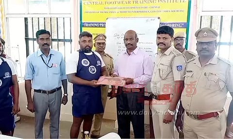 கைதிகளுக்கு காலணி தயாரிக்க பயிற்சி