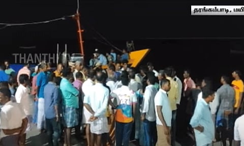 மயிலாடுதுறை: சுருக்குமடி வலை பயன்படுத்தியவர்களின் படகை சிறைபிடித்த மீனவர்கள்