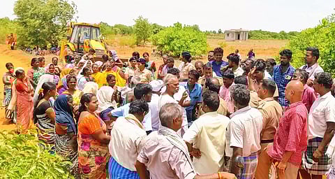 செம்மண் குவாரி அமைக்க கிராம மக்கள் எதிர்ப்பு