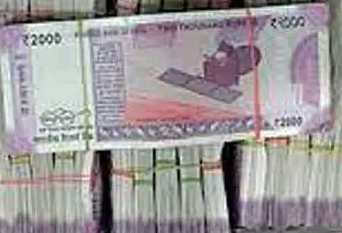 சேலம் செவ்வாய்பேட்டையில்மோட்டார் சைக்கிளில் வைத்திருந்த ரூ.2 லட்சம் திருட்டு