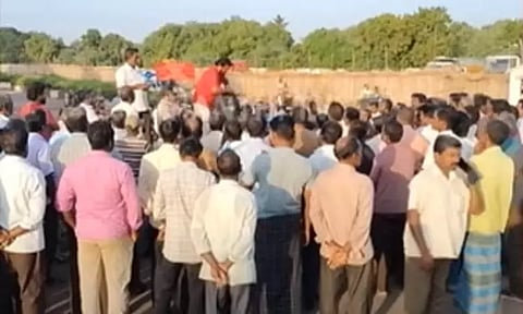 வேலை நிறுத்தத்தில் ஈடுபட்டு வரும் ஒப்பந்த தொழிலாளர்களை வேறு இடத்திற்கு மாற்றக்கோரி காவல்துறைக்கு என்.எல்.சி. நிர்வாகம் கடிதம்