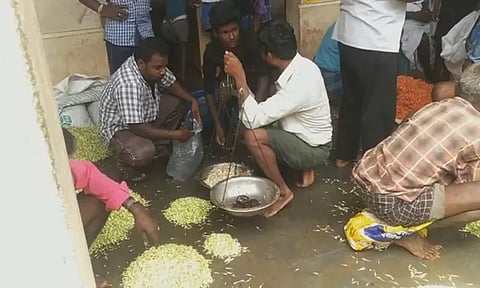 ஆடிப்பெருக்கை முன்னிட்டு மலர் சந்தைகளில் பூக்களின் விலை கிடுகிடு உயர்வு..!