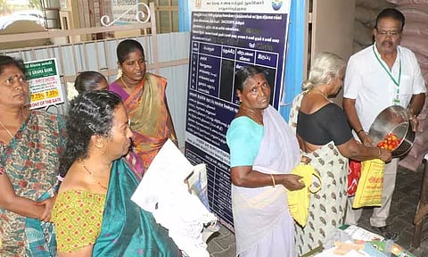 தூத்துக்குடியில்2 ரேஷன் கடைகளில் மீண்டும் தக்காளி விற்பனை தொடக்கம்:ஒரு கிலோ ரூ.60