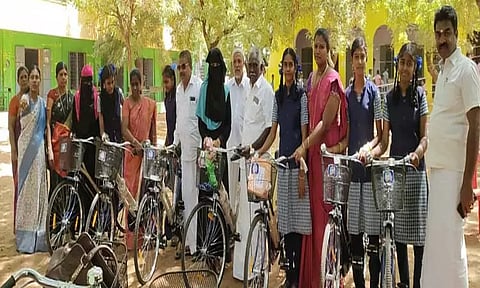 ஏரல் அரசு பள்ளியில்மாணவிகளுக்கு இலவச சைக்கிள்