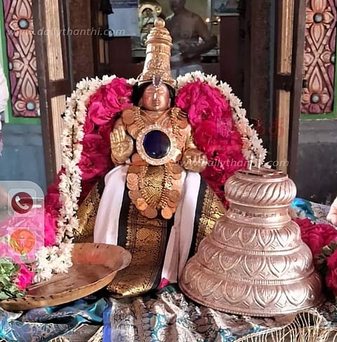 நிகமாந்த மகா தேசிகன் சாமிக்கு சிறப்பு அர்ச்சனை