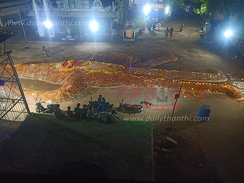 பரமத்திவேலூர் மகா மாரியம்மன் கோவிலில் மகாபாரத கதை பாடும் நிகழ்ச்சி100 அடி நீளத்தில் துரியோதனன் சிலை வடிவமைப்பு