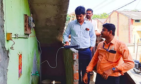 வீடுகளுக்கு செல்லாமலேயே மின் கணக்கீடு செய்த மின்வாரிய ஊழியர்கள்