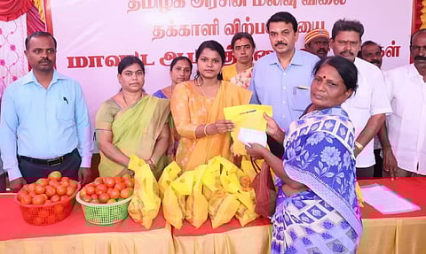 ரேஷன் கடைகளில் தமிழக அரசின் மலிவு விலை தக்காளி விற்பனை