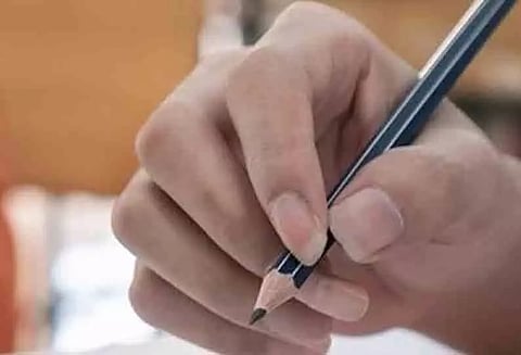 ஆதரவற்ற ஏழை பெண்களுக்கு இலவச தையல் எந்திரம்