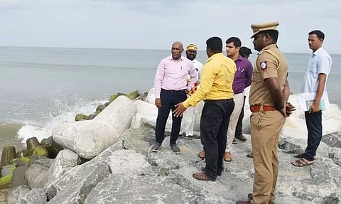 ரூ.14½ கோடியில் கடல் அரிப்பு தடுப்புச்சுவர், மீன்பிடி இறங்குதளம் கட்டும் பணிகள்