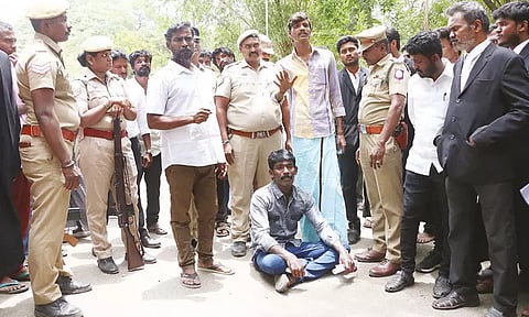 சிறையில் சாராய ஊறல் விவகாரம்: கோர்ட்டு வளாகத்தில் கைதிகள் திடீர் தர்ணா