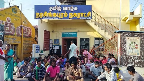 நரசிங்கபுரத்தில்நகரசபை அலுவலகத்தை தூய்மை பணியாளர்கள் முற்றுகை