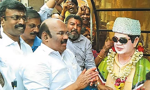 சென்னை வண்ணாரப்பேட்டையில் எம்.ஜி.ஆர். சிலை மீது 'பெயிண்ட்' ஊற்றி அவமதிப்பு - எடப்பாடி பழனிசாமி கண்டனம்