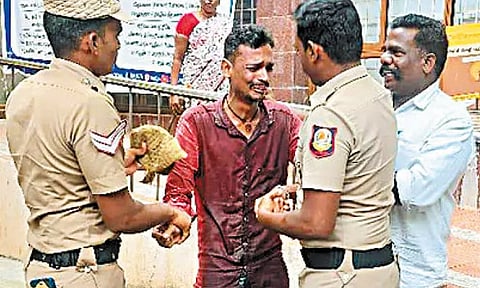 திருவள்ளூர் கலெக்டர் அலுவலக வளாகத்தில் வாலிபர் தீக்குளிக்க முயன்றதால் பரபரப்பு