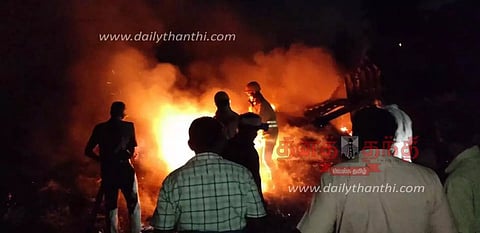 கரும்பு ஆலையில் தீ விபத்து- நாட்டு சர்க்கரை மூட்டைகள் எரிந்து சேதம்