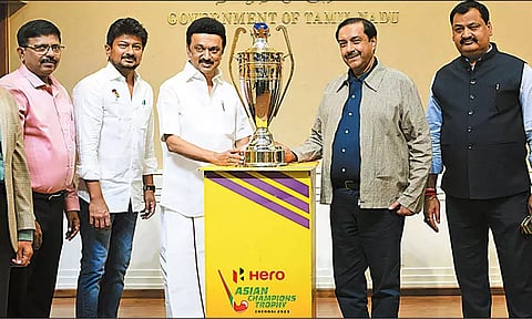 ஆசிய கோப்பையை சர்வதேச ஆக்கி சம்மேளன தலைவர் முகமது தயப் இக்ராம், முதல்-அமைச்சர் மு.க.ஸ்டாலினிடம் வழங்கிய போது எடுத்த படம்.