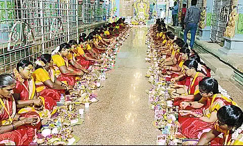 ஆடி மாத பவுர்ணமியையொட்டி பெரியபாளையம் பவானி அம்மன் கோவிலில் விளக்கு பூஜை