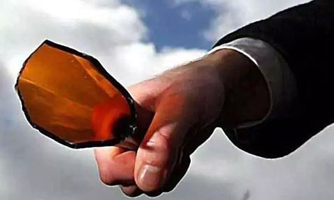 உத்திரமேரூரில் வாலிபருக்கு பாட்டில் குத்து - கொத்தனார் கைது