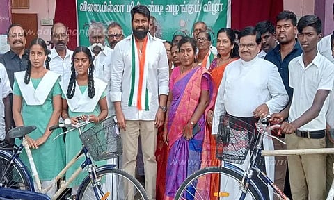 சாத்தான்குளம் பள்ளியில் 167 மாணவ-மாணவிகளுக்கு இலவச சைக்கிள்