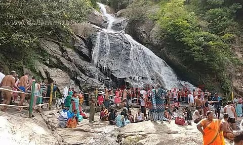 குரங்கு நீர்வீழ்ச்சியில் குவிந்த சுற்றுலா பயணிகள்