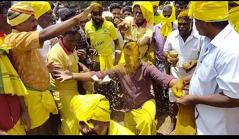 பாப்பிரெட்டிப்பட்டி அருகே வீரபத்திர சாமி கோவில் திருவிழாதலையில் தேங்காய் உடைத்து பக்தர்கள் நேர்த்திக்கடன்