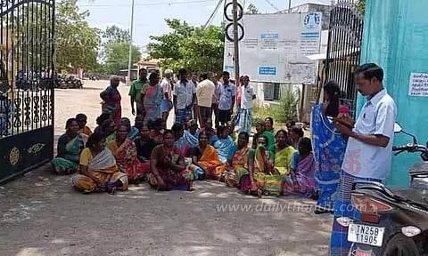 வட்டார வளர்ச்சி அலுவலகத்தில் பெண்கள் போராட்டம்