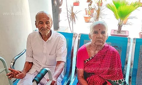 சொத்துகளை எழுதி வாங்கிவிட்டு பெற்றோரை துரத்திய மகள்